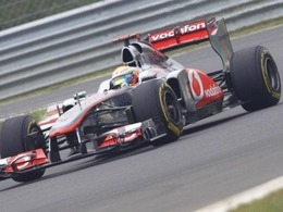 Lewis Hamilton se distingue en Inde