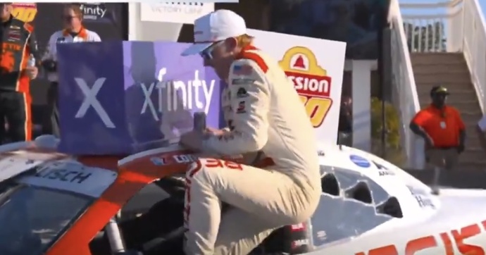 Il gagne une course de Nascar puis se casse la clavicule en tombant de sa voiture !