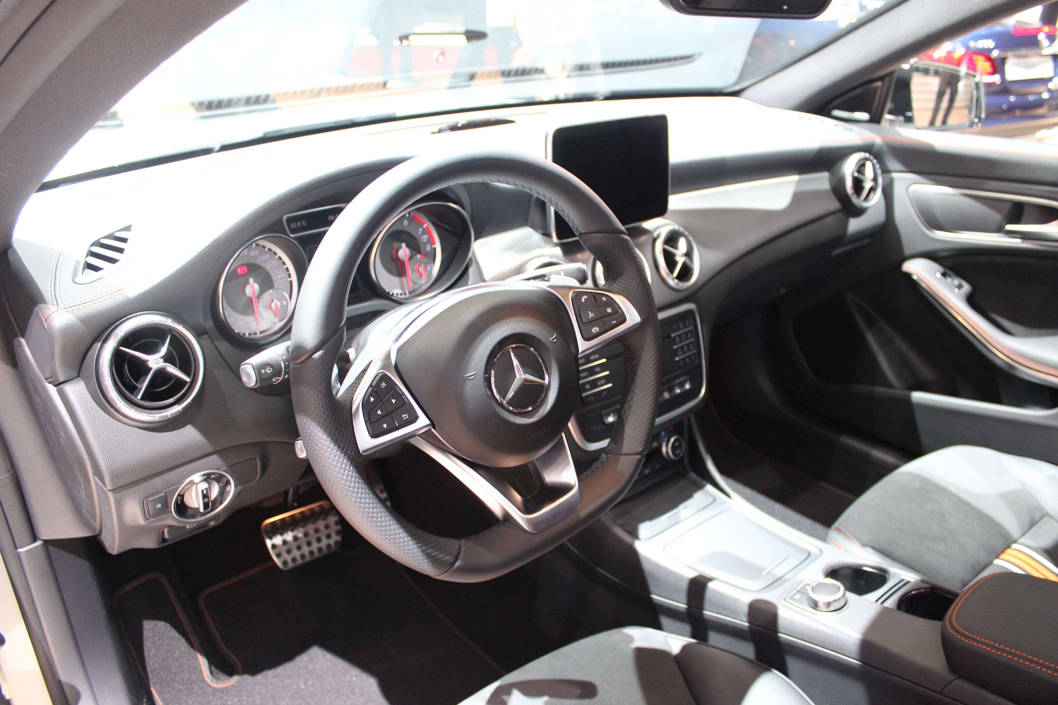 Как подключить айфон к мерседес cla